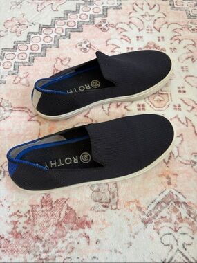 EUC$99 Rothy’s sz 5 Original Slip On Sneaker in Black